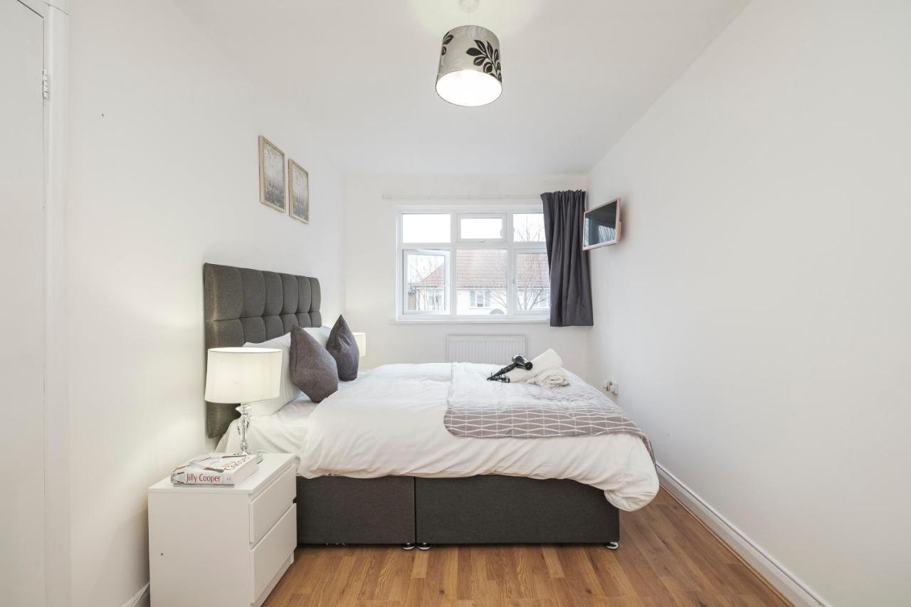 Spacious 3 Bed 1 Bath Hse W Guest Toilet W Parking Near Excel - E16 لندن المظهر الخارجي الصورة