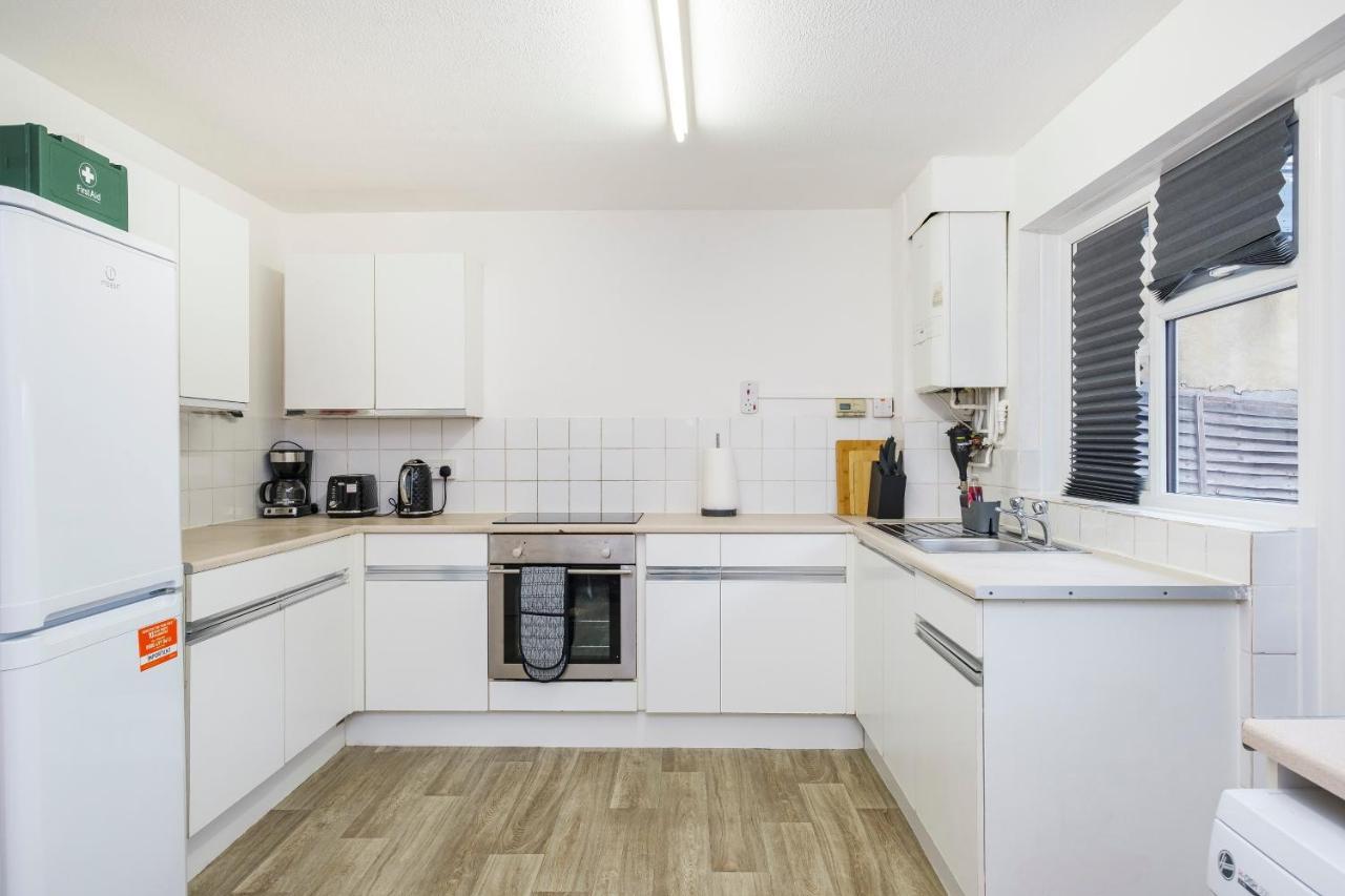 Spacious 3 Bed 1 Bath Hse W Guest Toilet W Parking Near Excel - E16 لندن المظهر الخارجي الصورة