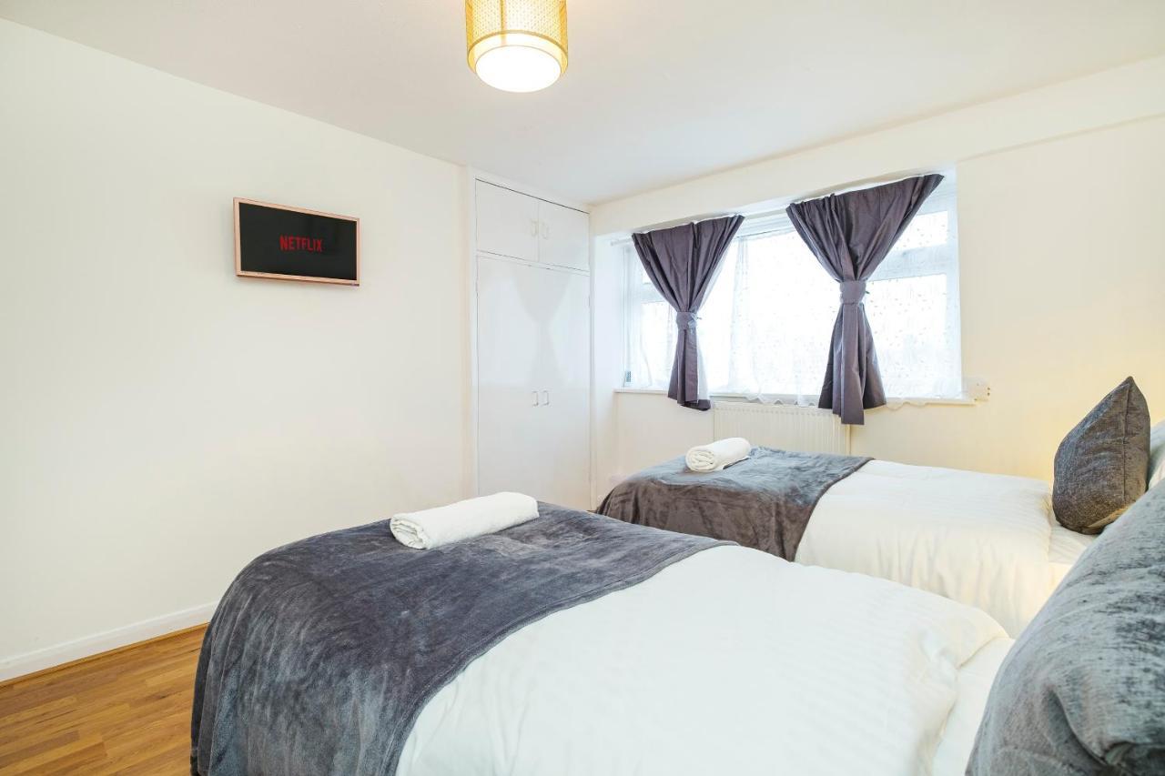 Spacious 3 Bed 1 Bath Hse W Guest Toilet W Parking Near Excel - E16 لندن المظهر الخارجي الصورة