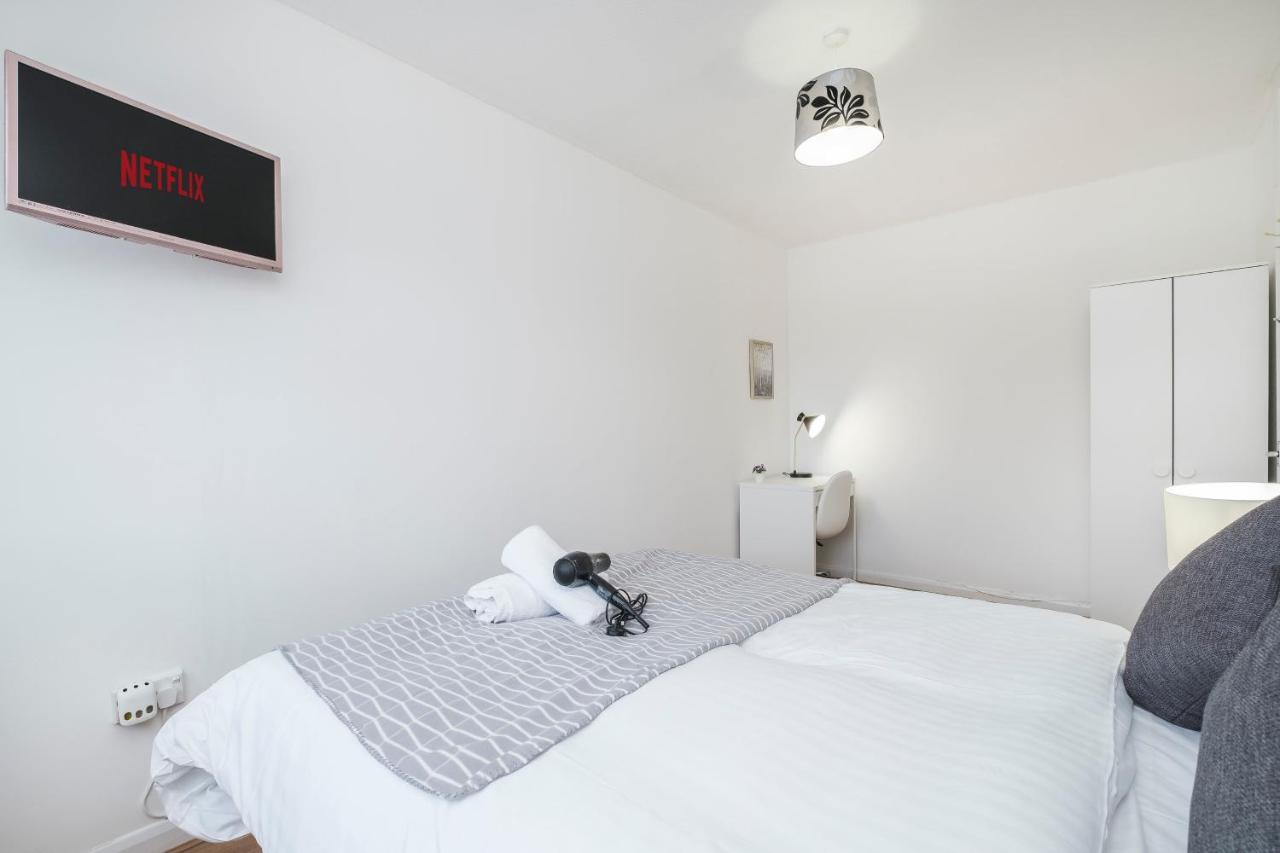 Spacious 3 Bed 1 Bath Hse W Guest Toilet W Parking Near Excel - E16 لندن المظهر الخارجي الصورة