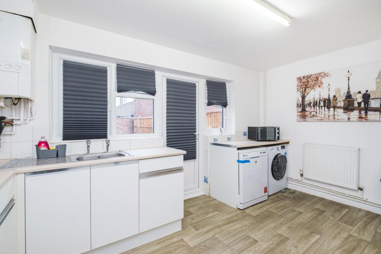 Spacious 3 Bed 1 Bath Hse W Guest Toilet W Parking Near Excel - E16 لندن المظهر الخارجي الصورة
