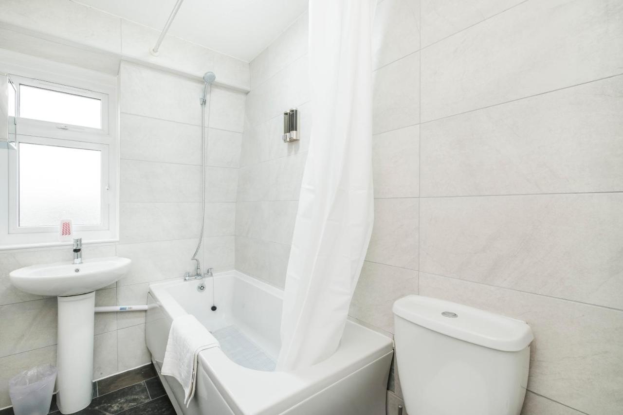 Spacious 3 Bed 1 Bath Hse W Guest Toilet W Parking Near Excel - E16 لندن المظهر الخارجي الصورة